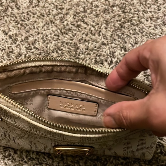 White Michael Kors wristlet/wallet - Picture 6 of 7